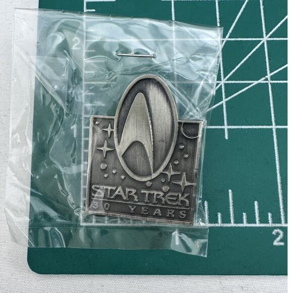 Star Trek 30 Years Anniversary Pin Badge Collectible Hollywood Pins - Picture 3 of 5